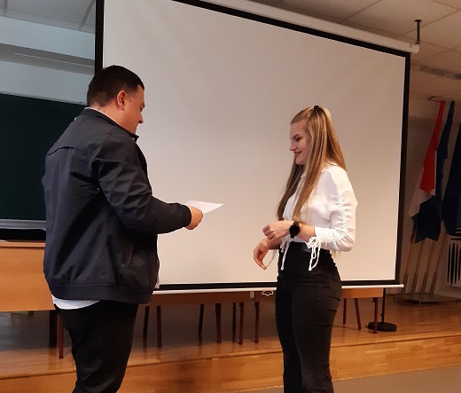 Prezentacija i obrana radova bila je u Koprivnici na Sveuilitu Sjever organizaciji Odjela za logistiku i odrivu mobilnost 26.04.2022. godine. Finalisti natjecanja predstavili su svoje radove pred povjerenstvom koje se sastojalo od predstavnika Odjela za logistiku i odrivu mobilnost te mentora finalista. Mentor naim maturanticama je njihov nastavnik prometne grupe predmeta Leon Jagoi koji posebno moe biti zadovoljan injenicom da je u konkurenciji bilo i kola koje se bave iskljuivo prometom i strojarstvom. Ono to je vano za nae maturantice je da su s osvojenim prvim mjestom ostvarile pravo izravnog upisa na preddiplomski studij Logistike i mobilnosti na Sveuilitu Sjever i time rijeile jednu veliku brigu oko upisa na fakultet.  Osim finala natjecanja, svi prisutni upoznati su sa svim studijskim programima Sveuilita Sjever kao i samim Sveuilitem. Organizirane su radionice u kojima su uenici srednjih kola mogli isprobati VR, odnosno simulacijske programe kao i to su organizirana predavanja o primjeni umjetne inteligencije, dronova i te logistikih tehnologijama. estitamo Emi, Karolini i Elizabeti i njihovom mentoru Leonu Jagoiu! Zoran Kova